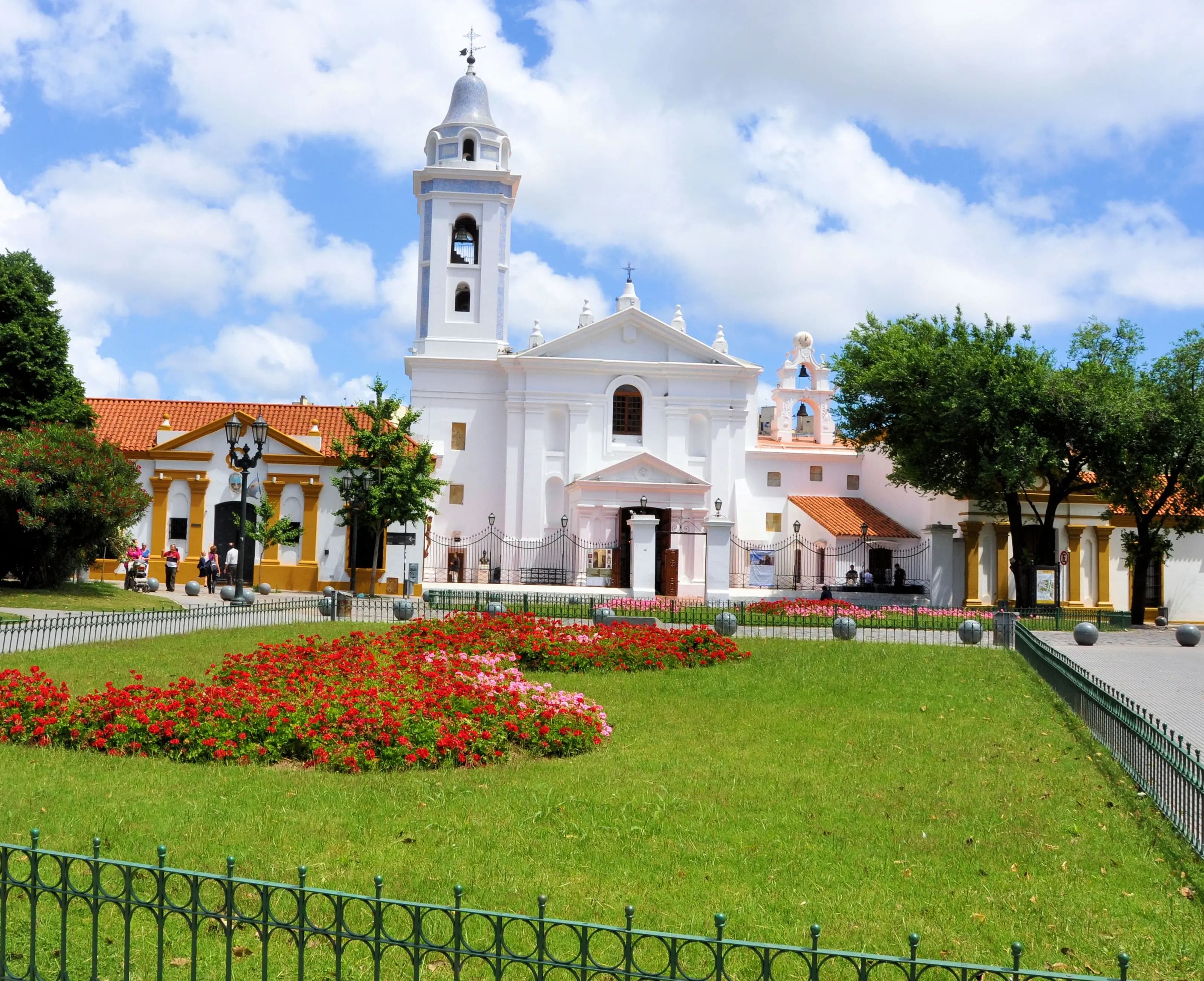 Entrada al Cementerio de Recoleta con bares históricos cercanos