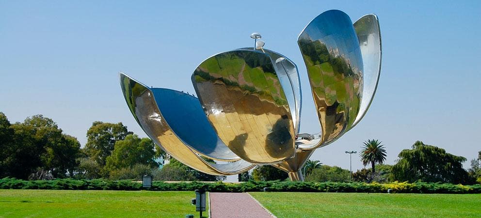 Vista de la Floralis Genérica y el Museo de Bellas Artes en Recoleta