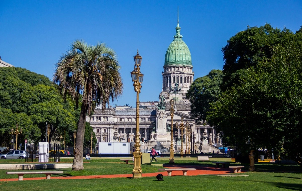Vista de la Plaza de Mayo y el Cabildo en el casco histórico de Buenos Aires